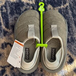 CROCS Gray Fleece-Lined Women's size 6 Slippers NWT